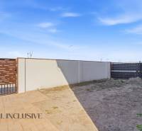 3 szobás lakás eladó Dunaszerdahelyen, Kisudvarnokon, térkövezett területtel.