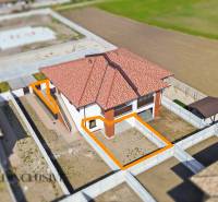 Ingatlan a Kisudvarnokon Dunaszerdahelyen, alkalmas 3 szobás lakásnak.