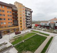 Lakókomplexum a Pozsonyi Vyšehrad utcában - Petržalkán parkolóval és zöldterülettel.