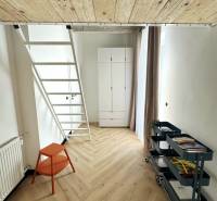 3 szobás lakás belső tere fa dekor padlóval és lépcsőkkel az emeletre.