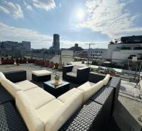 Tetőterasz rattan ülőgarnitúrával Pozsony-Óvárosban, a Wilson utcában.