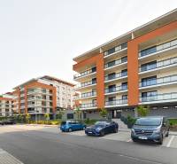 Új épületek a Cédrová utcában, Kassai Újfaluban, parkolóhelyekkel az épületek előtt.