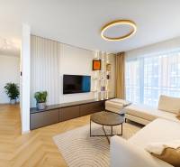 Nappali egy kétszobás lakásban, fa dekoros padlóval és tágas kanapéval.