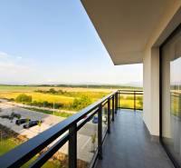 A Cédrován található kétszobás lakás erkélye kilátással a természetre és a parkolóra Kassán.