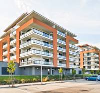 Lakóház a Cédrová utcában, Kassa - Kassai Újváros, üvegezett erkélyekkel.