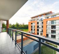 Erkély kilátással a Košická Nová Ves-i Cédrus utcai lakókomplexumra.