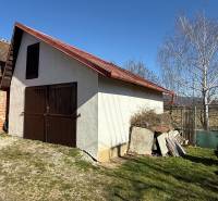 Fahajtós, ferde tetős házikó az udvaron Aranyosmaróton.