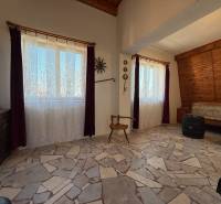 Samozrejme, prosím, poskytnite text, ktorý chcete preložiť do maďarčiny.