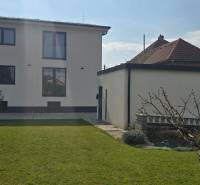 Családi ház Nagyszombatban, a Gábora Steiner utcában, kerttel és garázzsal.