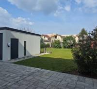 Garázs és zöld udvar Trnaván, a Gábora Steiner utcában, egy 3 szobás lakás mellett.