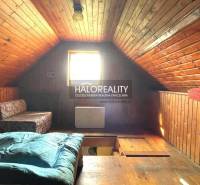 Padlásszoba fa burkolattal, hangulatosan, egy faházban.