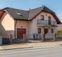 Családi ház Poprádon garázzsal, erkéllyel és ferde tetővel.