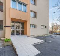 A lakóház bejárata a Rudinská utca 29-ben, Pozsony-Petržalka.