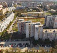 Kilátás a panelházakra és a parkolóra Pozsonyban - Petržalkán, a Badatínska utcában.