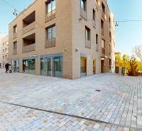 Épület üzlethelyiségekkel a Pozsony-Óvárosban, a Flórián utcában.