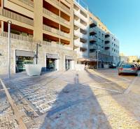 Új építés a Pozsony-Óvárosban, a Flórián utcában, üzlethelyiségekkel.