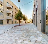 Flóriánska utca, Pozsony - Óváros új lakóházakkal és ültetett fákkal.