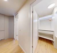 1 szobás lakás belső tere fa dekoros padlóval és beépített szekrényekkel.