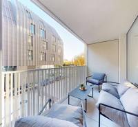 Erkély székekkel és asztallal egy egyszobás lakásban a Florián utca, Pozsony.