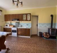 Konyha családi házban fa dekor padlóval és hagyományos belső térrel.