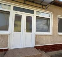 Bejárati ajtók és ablakok a családi házon a Radava Fő utcáján.