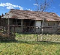 Családi ház a Radava Fő utcáján egyszerű kerítéssel és gyepesítéssel.