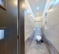 Fürdőszoba egy háromszobás lakásban modern szaniterekkel és burkolatokkal.