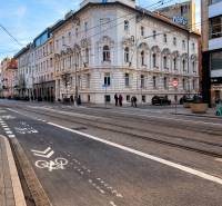 Štúrova utca Pozsonyban - Történelmi belváros üzlethelyiségekkel és villamosvágányokkal.