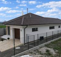 Családi ház a Dunaszerdahelyi Vezérek Árpád utcában sötét tetővel és kerítéssel.