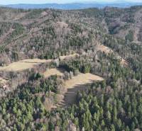 Erdős táj és rétek Lazy pod Makytou közelében, mezőgazdasági és erdészeti területek.