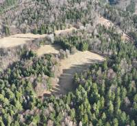 Mezőgazdasági és erdőterületek Lazoch pod Makytou-ban, erdőkkel és füves területekkel körülvéve.