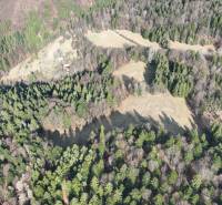 Légi felvétel a Lazy pod Makytou mezőgazdasági és erdészeti területeiről erdőkkel és rétekkel.
