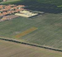 Práznovce madártávlatból, a lakóövezetet körülvevő mezőgazdasági és erdős területek.