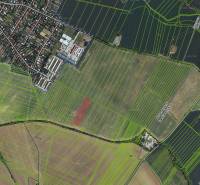 Légi felvétel a mezőgazdasági és erdészeti területekről Práznovce-ben, térképezett parcellahatárokkal.