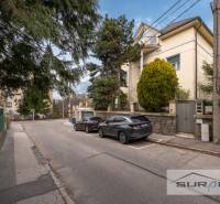 Ospravedlňujem sa, ale text, ktorý ste poskytli, nedáva zmysel a obsahuje viaceré nejasnosti a chyby. Mohli by ste ho prosím objasniť alebo poskytnúť viac kontextu? Rád vám pomôžem s prekladom, ak mi poskytnete jasný text.