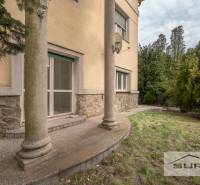 A ház külső része kőburkolattal és egy kis verandával a Krčméryho utcában, Pozsony - Óváros.