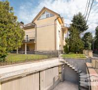 Sárga ház kerttel és garázzsal a Krčméryho utcában, Pozsony-Óvárosban.