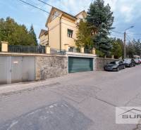 Krčméryho utca Pozsonyban - Óváros, garázsbejárattal és parkoló autókkal.