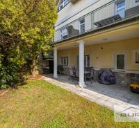 Kert ülőhellyel egy 4 szobás lakásnál a Krčméryho utcában, Pozsony - Óváros.