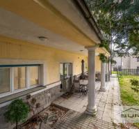 Terasz a 4 szobás, nyitott terű lakásnál a Krčméryho utcában, Pozsony - Óváros.