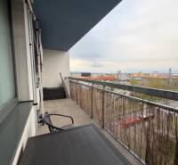 Erkély egy 2 szobás lakásban Pozsonyban - Ružinov, Ružinovská, kilátással a városra.