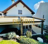 Családi ház terasszal és kerttel a Pozsony - Dévény, Kozičova utcában.