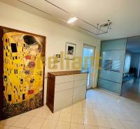 Családi ház belső tere csempézett felülettel és egy képpel a falon.