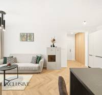 Nappali egy négy szobás lakásban, fa dekoros padlóval és minimalista dekorációval.