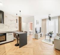 4 szobás lakás belső tere konyhával és nappalival, fa mintázatú padlóval.