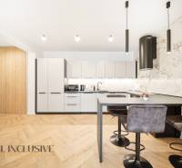 Konyha egy 4 szobás lakásban, fa dekorációjú padlóval és stílusos lámpákkal.