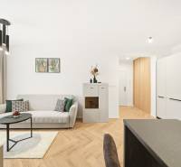 Nappali egy négy szobás lakásban fehér kanapéval és fa mintázatú padlóval.