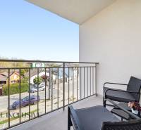 Erkély ülőhellyel és kilátással a dunaszerdahelyi 4 szobás lakás utcáira.