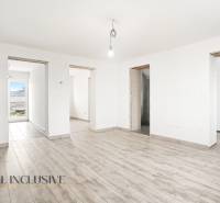 Családi ház belső tere fa dekorációjú padlóval és tiszta fehér falakkal.