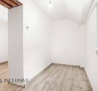 Fehér szoba fa dekor padlóval egy családi házban.